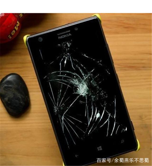手机被人摔烂新闻手机被摔碎了的图片